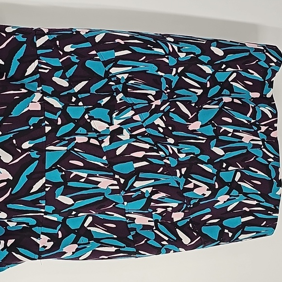 Ellen Tracy Abstract Pattern Crew Neck Short Sleeve Form Fitting Comfy Dress - Picture 6 of 11